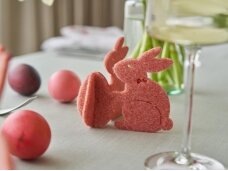 Easter table decoration "Bunnies holding an egg" peach