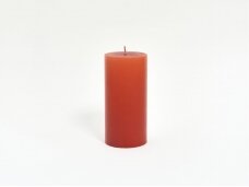 Žvakė oranžinės spalvos cilindro formos